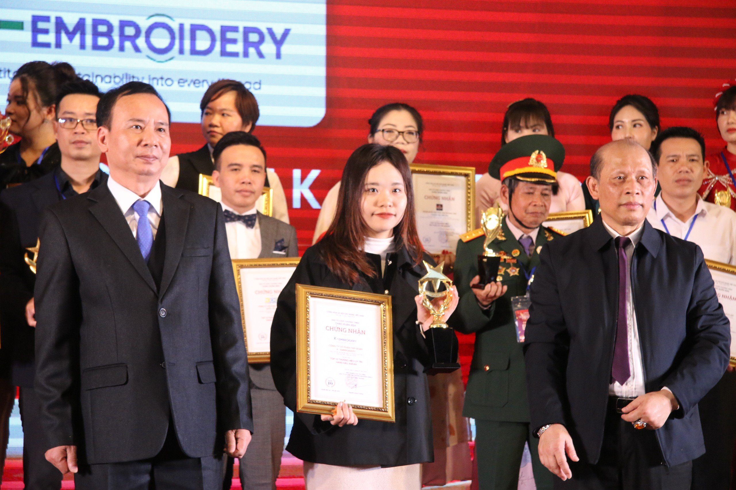 Welcome Spring 2024 With The Top 10 Prestigious Brands In ASEAN Award 2 honor-ceremony