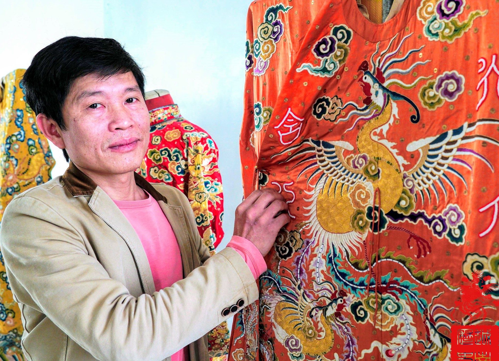 Quat Dong Embroidery Village: The cradle of Vietnamese embroidery 7 Embroidering and restoring royal costumes