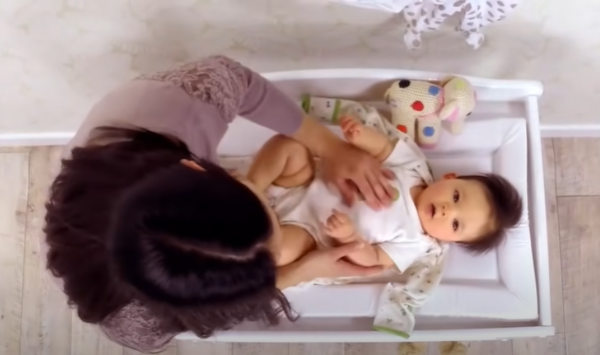 How to put a Bodysuit on a baby? 3 how to put a bodysuit on a baby