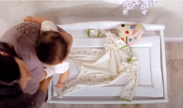 How to put a Bodysuit on a baby? 2 how to put a bodysuit on a baby