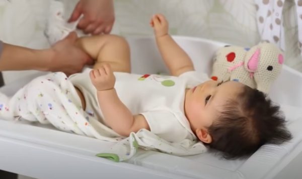 How to put a Bodysuit on a baby? 4 how to put a bodysuit on a baby