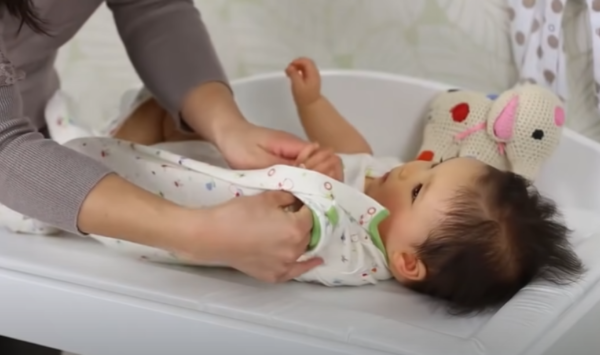 How to put a Bodysuit on a baby? 5 how to put a bodysuit on a baby