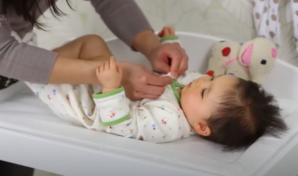 How to put a Bodysuit on a baby? 6 how to put a bodysuit on a baby