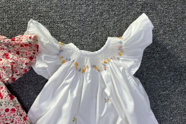 Difficulties of finding a supplier of children's smocking clothes in Vietnam 2 Hand-smocking clothes highlight the beauty of children