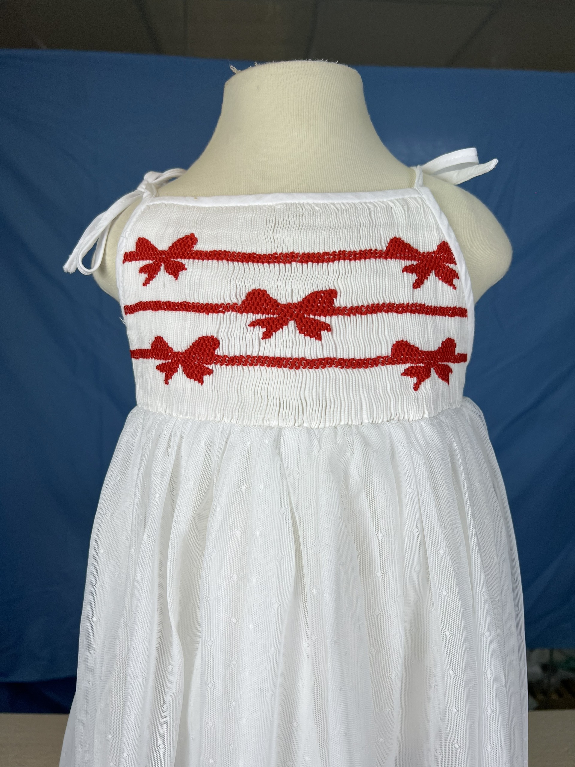 RTS07 - White smocked dress with hair bow pattern