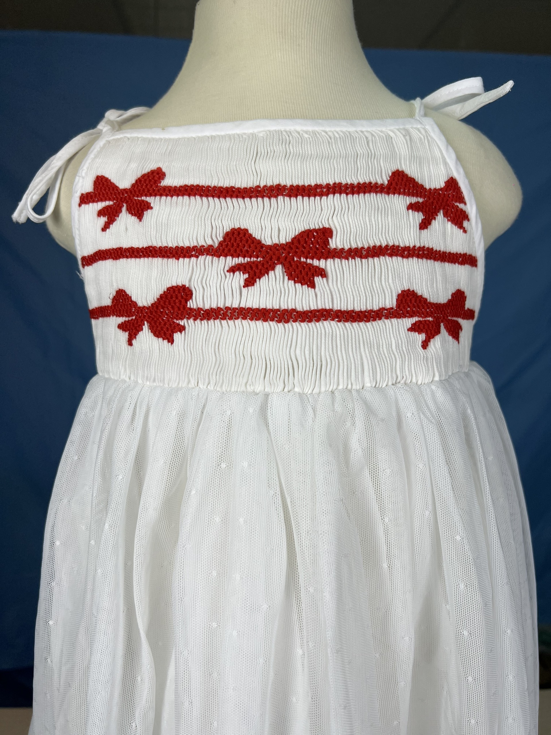 RTS07 - White smocked dress with hair bow pattern